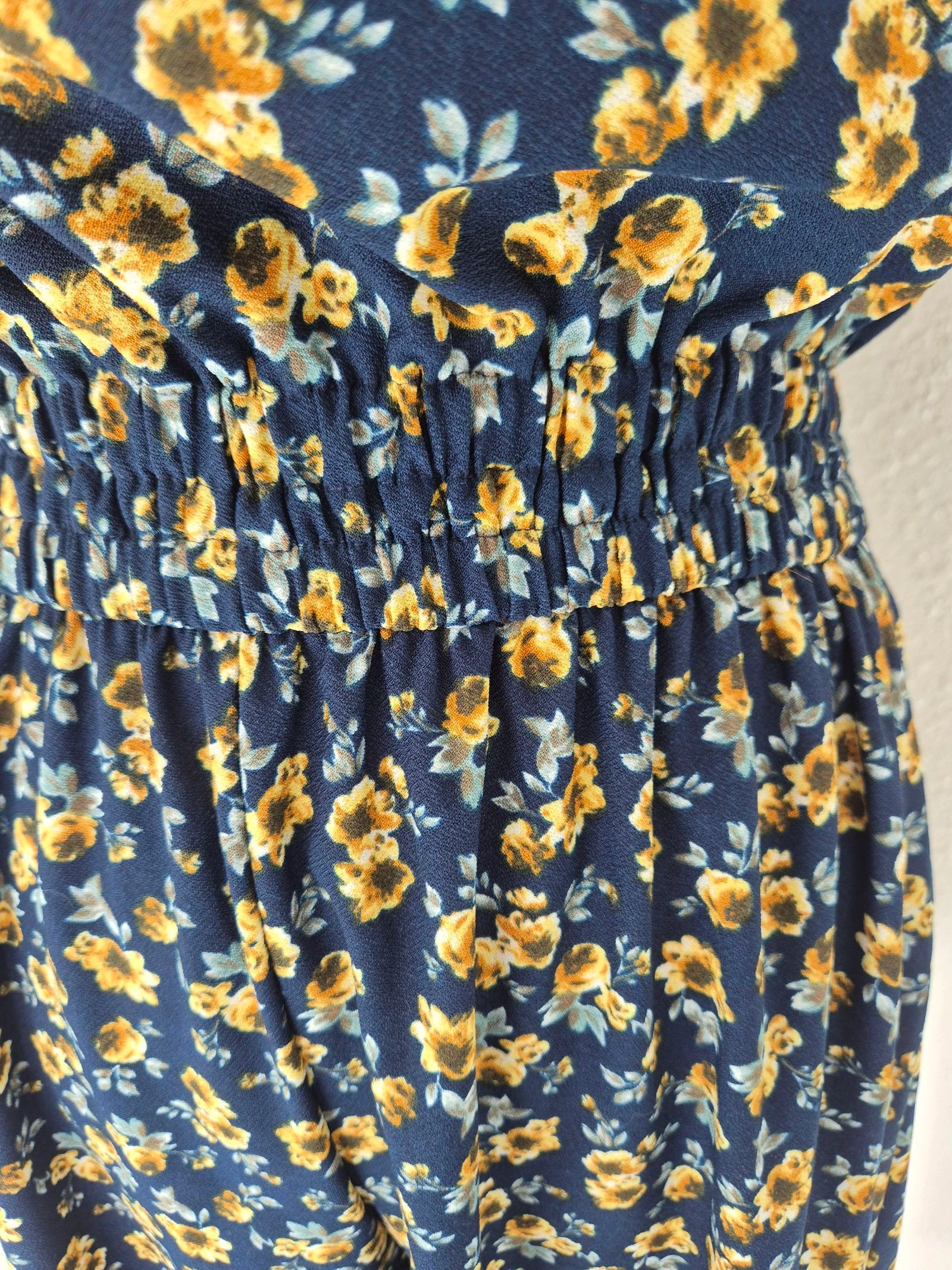 Combishort Mango Basics T36/S – azul marinho com flores amarelas, ombros descobertos, estilo boêmio chique – photo 2